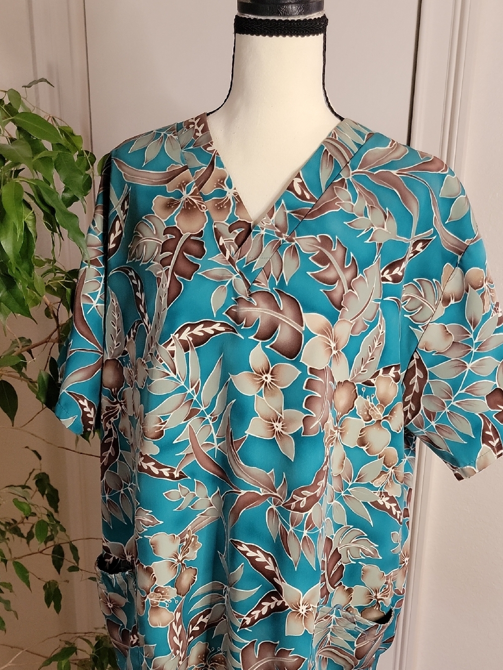 Hawaiian Print Microfiber Scrub Top Sz XL